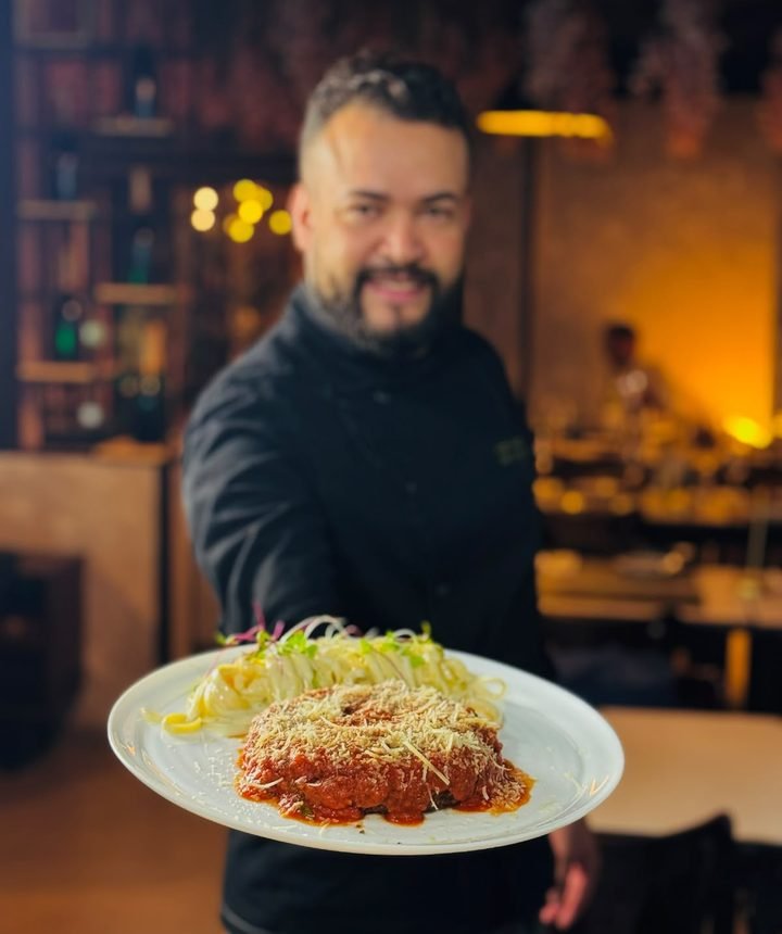 Chef Ivan Costa apresentando um prato