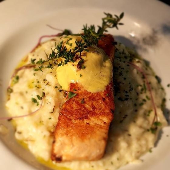 Salmão grelhado com risoto