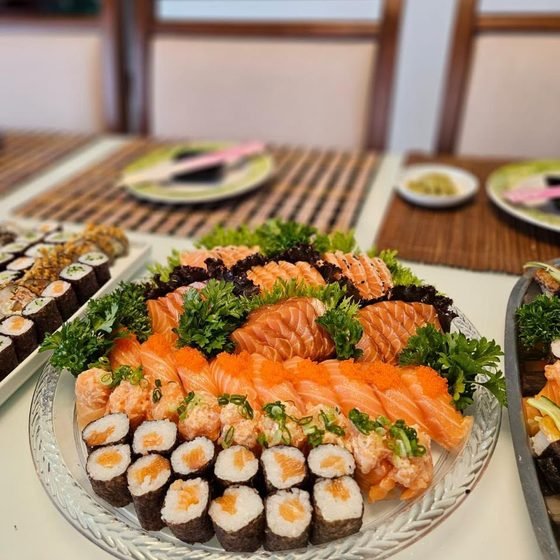 Travessa de sushi e sashimi preparada pelo Chef Ivan Costa